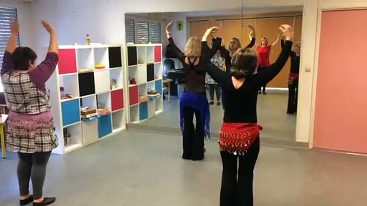 De la danse orientale lors de cours pour adultes au centre social Saint-Roch