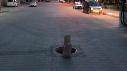 Hırsızlar yoldaki rögar kapağını çaldı
