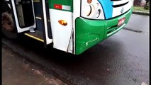 Carro e ônibus do transporte coletivo batem no Bairro Coqueiral
