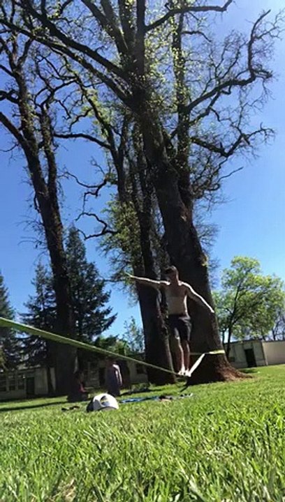 Il enfile ses vêtements en équilibre sur une corde !