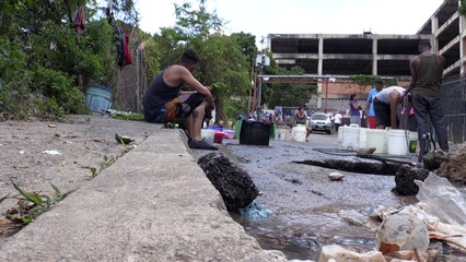 Infierno a la espera de una casa: la vida en edificios invadidos en Venezuela