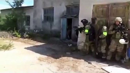 Скачать видео: L'entrainement de ces militaires russes se termine de façon dingue