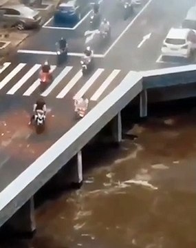 Quand des motards et voitures disparaissent complètement de la route... Effet d'optique incroyable