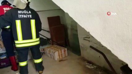 Seydikemer'de 1 buçuk metrelik yılan evin deposuna girdi