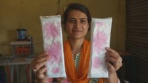 Mujeres autogestionadas fabrican compresas de bajo coste en la India