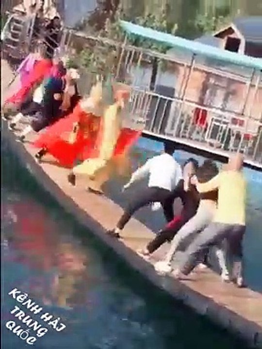 Đường đi lấy kinh sao sóng gió quá  Cơ mà sư phụ máu thế này thì cần gì đồ đệ bảo vệ nữa 