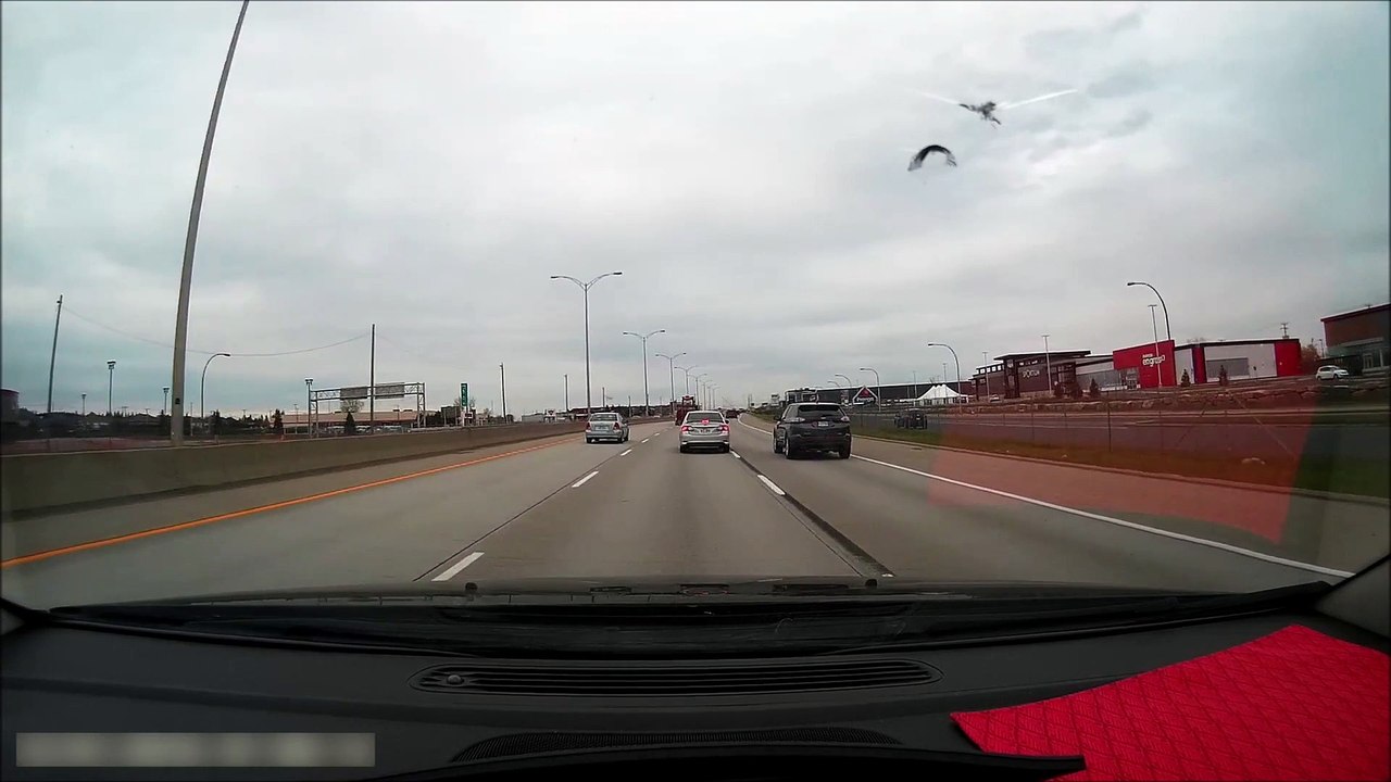 Un homme perd le contrôle de son Pick-up sur une autoroute avec un engin de chantier à l'arrière