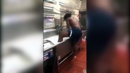 Un employé d'un fast-food prend un bain dans le bac à plonge