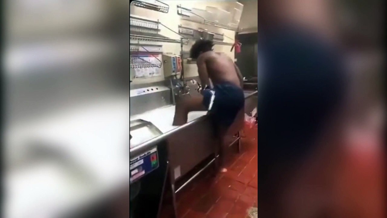 Un employé d'un fast-food prend un bain dans le bac à plonge