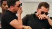 Wesley Safadão e Xandy Aviões choram ao ver o corpo do cantor Gabriel Diniz