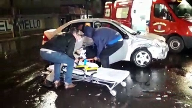 Três veículos se envolvem em colisão na Avenida Assunção