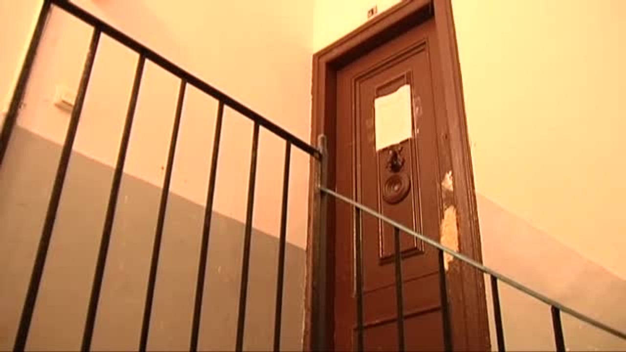 Tensión entre okupas y antidisturbios en un desalojo en Sants (Barcelona)