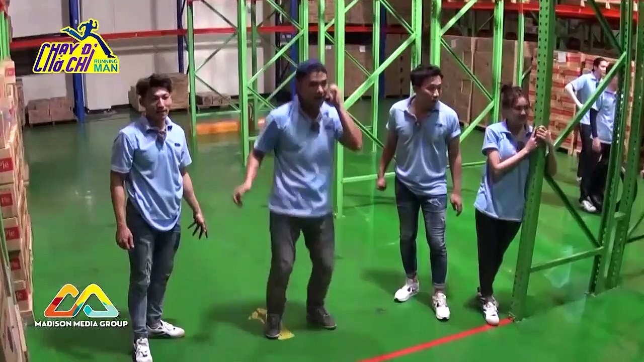 Trấn Thành - Lan Ngọc cùng nhau hợp tác xé bảng tên Liên Bỉnh Phát