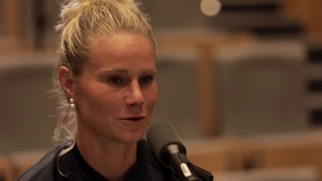 Amandine Henry‏, capitaine des Bleues : On a la tête sur les épaules : faut pas s'enflammer, mais faut enflammer le terrain