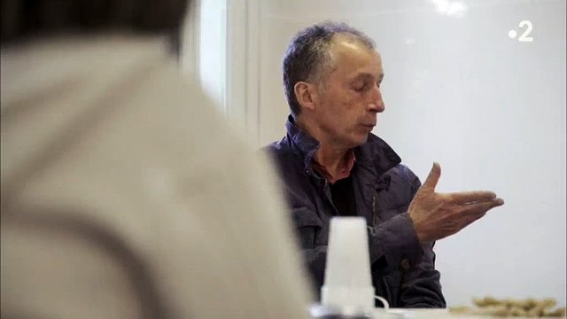 Emu, ce père, impuissaant, témoigne de la phobie scolaire de sa fille - Regardez