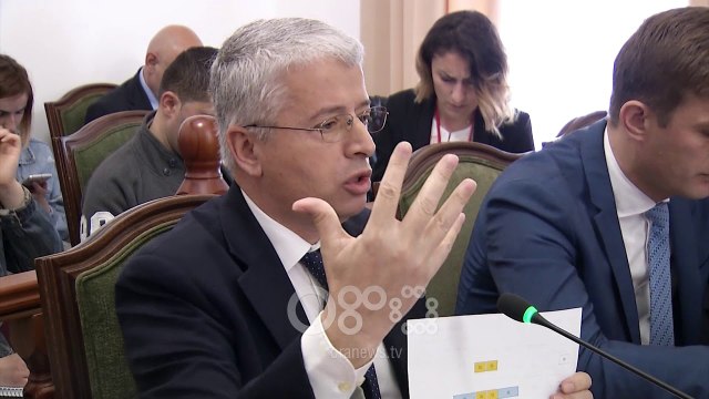 RTV Ora - Rrëzohet dekreti i Presidentit Meta për vettingun në polici