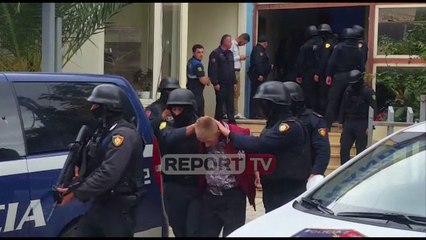 Report TV -Aksioni blic i FNSH në Sarandë/ 'Shqyhet' dera për të kapur të kërkuarin