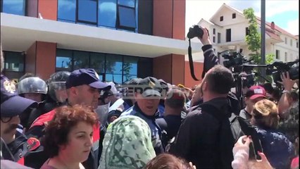 Përplasje te Komisariati 6, banorët e Astirit thyejnë traun, kërkojnë lirimin e të shoqëruarëve