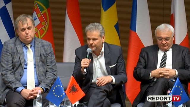 Report TV - Ambasadori i Austrisë thirrje të rinjve: Mos mendoni vetëm të emigroni