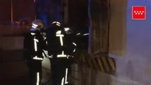 Siete dotaciones de bomberos logran controlar un gran incendio en una nave industrial de Madrid
