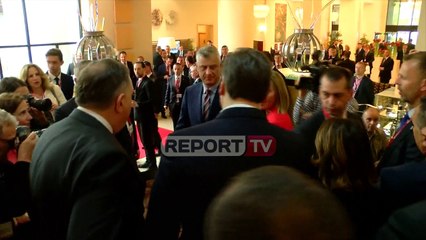 Report TV - Thaçi dhe Vuçiç shtrëngojnë duart në Tiranë