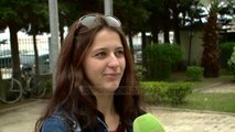Durrës, studentët nuk kanë kartat/ Rektorja: Na duhet një marrëveshje me bashkinë