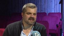 Arben Derhemi sjell komedinë “Magjia e Josef Biderit” - News, Lajme - Vizion Plus