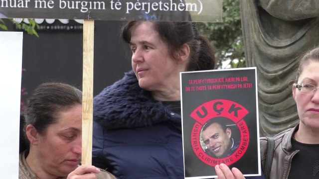 Protestojnë familjarët, kërkojnë drejtësi për të burgosurit e rastit “Kumanova”-Lajme