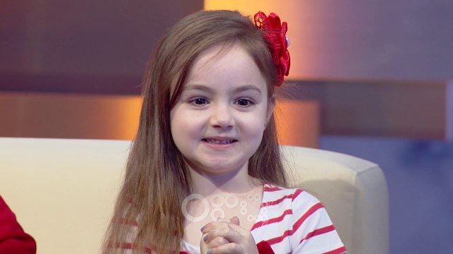 Këngëtari dhe profesori i muzikës Denis Taraj dhe aktorja e vogël Paola flasin për Kur ajo mungon