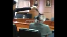 Report TV - Studentja në Shkodër i derdh bojën në kokë rektorit të Universitetit 'Luigj Gurakuqi'