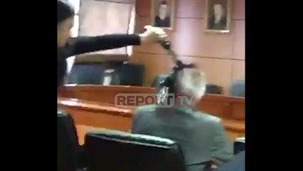 Report TV - Studentja në Shkodër i derdh bojën në kokë rektorit të Universitetit 'Luigj Gurakuqi'