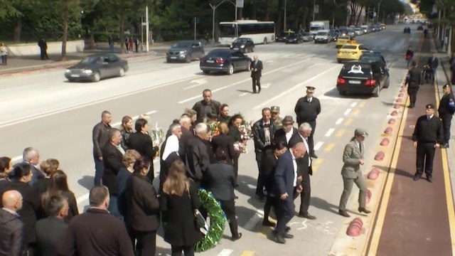 HOMAZHE PËR ZARIFE HASANAJ, I ATI PËRKULET PARA TRUPIT TË SAJ