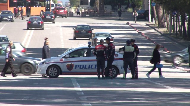 Policia blindon institucionet - News, Lajme - Vizion Plus