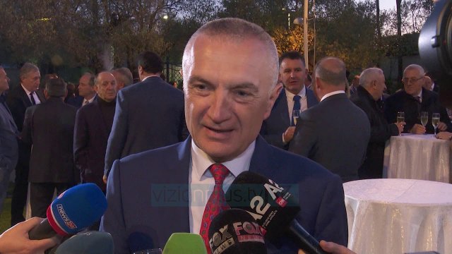 Bamir Topi promovon librin e tij të parë - News, Lajme - Vizion Plus