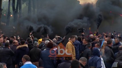 Descargar video: Protesta e opozitës në Shqipëri, kundër qeverisë së kryeministrit Rama