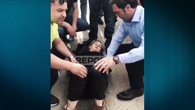 Report TV - Ish-deputeti i PD 'vishet' mjek dhe i jep ndihmën e parë të aksidentuarës