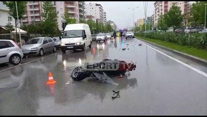 Report TV -Aksident në Vlorë/ Makina përplas motoçikletën, rëndë drejtuesi i saj