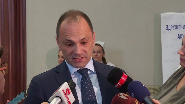 Филипче не отстапува - без вакцина нема на училиште!