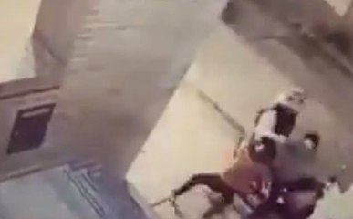 11 yaşındaki kız annesinin scooterını çalmak isteyen hırsızı yumruklayarak kaçırdı