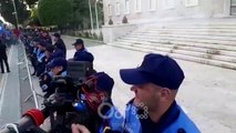 RTV Ora - Protestuesit hedhin kapsolla dhe tymuese drejt godinës së Kryeministrisë