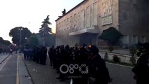 LIVE me protestën e opozitës, i vihet flaka derës së Kryeministrisë dhe Kuvendit