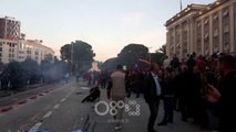 RTV Ora - Protestuesit heqin gardhin metalik