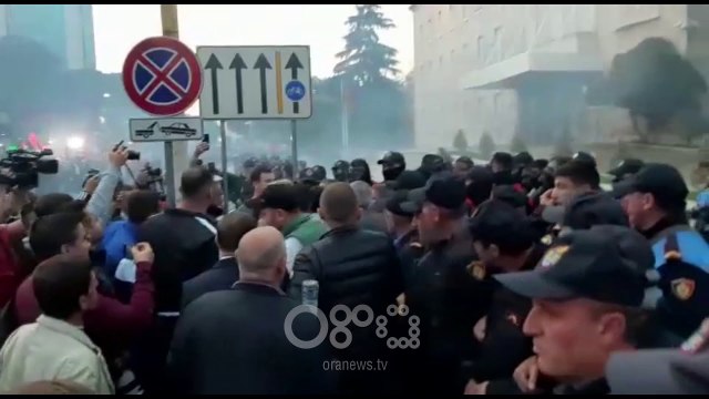 VIDEO pa koment, tjetër tentativë për të çarë kordonin e policisë