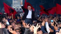RTV Ora - Protestuesit rrethojne Kryeministrinë, Basha: Beteja deri ne fund