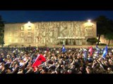 RTV Ora - Ramës ia lyejnë me bojë të zezë Kryeministrinë, fasada mbushet me 