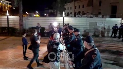 "RAMA IK! Pas dy oreve rezistence tek kryeministria, Opozita marshon drejt parlamentit