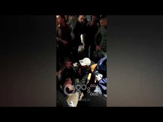 RTV Ora - Gazi losjellës shtrin në rrugë protestuesit, pamje pa koment