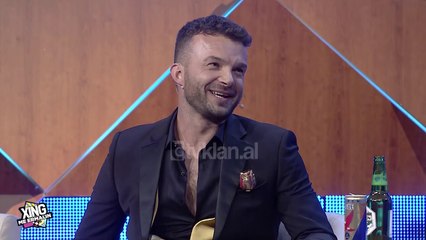 Xing me Ermalin/ Valer Kolnikaj hyn ne studio duke vrapuar, shtrin mbi tavoline Ermalin