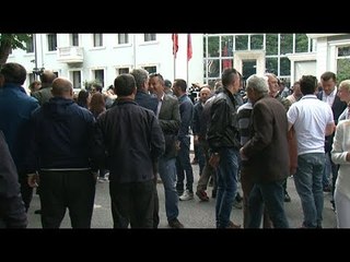 Protesta për të arrestuarit, bllokohet hyrja e Policisë së Tiranës - 12 maj 2019