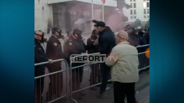 Ç'ndodhi me Sahit Dollapin! Sulmi ndaj policisë, rrëzimi me këmbët e tij dhe përfundimi në spital